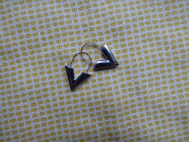 Stoere V-oorbellen van Aphrodite