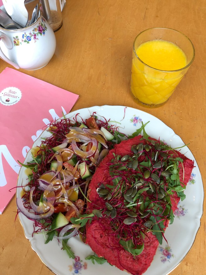 Toast met hummus van rode biet met een slaatje &amp; Vers geperst fruitsap | Kato Gateaux