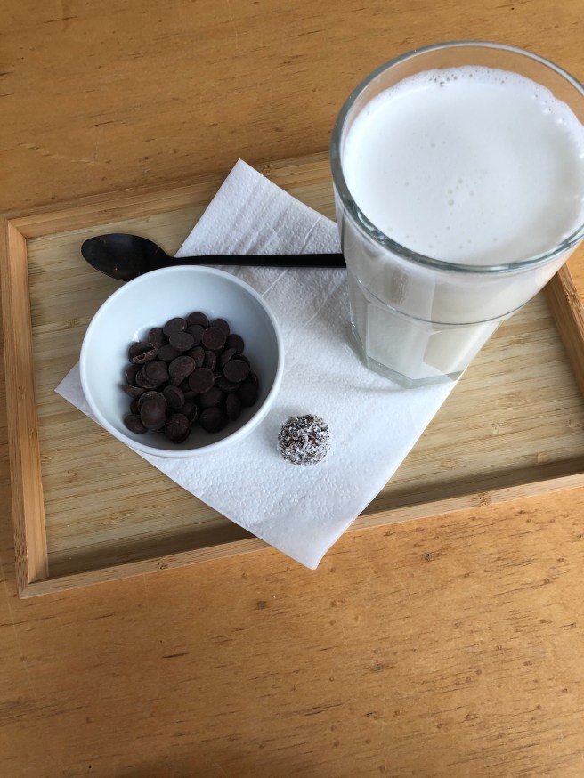 Pure chocolademelk met klein gebakje [ Kato Gateaux