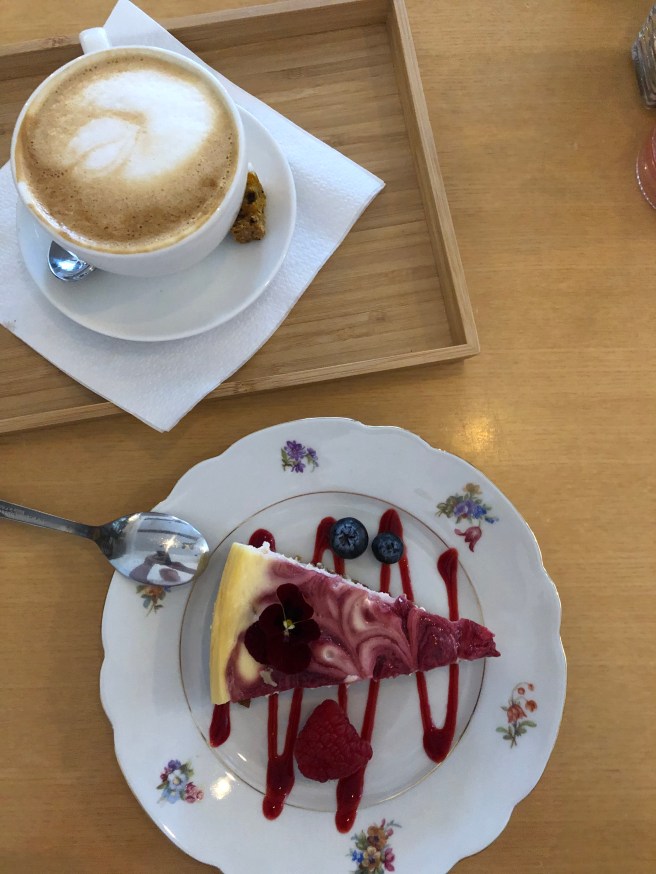 Cheesecake met frambozencoulis & Cappuccino | Kato Gateaux
