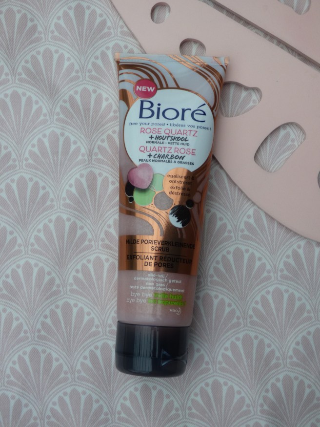 Milde porieverkleinende scrub met Rose Quartz + houtskool van Bioré